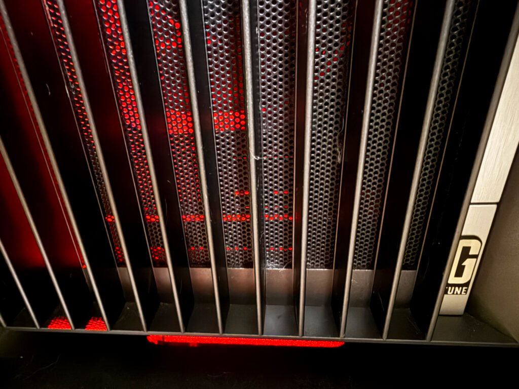 あまりに大きいのでタワーケースに導入しました。